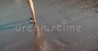 <strong>沙滩</strong>上的女人腿。 女孩走在<strong>海边</strong>的<strong>沙滩</strong>上。