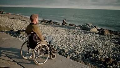 身体底层<strong>瘫痪</strong>的成年男子坐在海边，放松身心