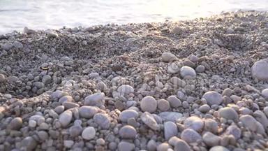 日落<strong>日出</strong>时<strong>海滩</strong>上的灰色卵石。 <strong>海岸</strong>。 海洋<strong>海岸</strong>波浪