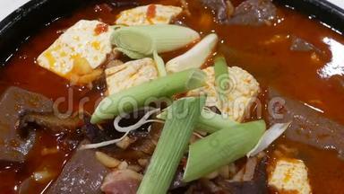 中餐厅碗中的鸭血和青葱豆腐运动