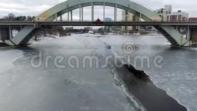 在一座横跨冰<strong>封</strong>河流的铁路桥下爬着