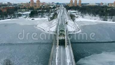 鸟瞰美丽的城市景观铁路大桥，<strong>跨越</strong>冰冻的河流