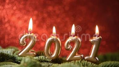 假日背景<strong>2021</strong>年<strong>新</strong>年快乐。 <strong>2021</strong>年用点燃的金蜡烛在红色的节日闪闪发光的背景上制作的数字