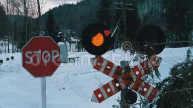 在冬季的一个森林里的铁路十字路口，红色闪光交通灯. 列车通过