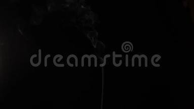 一股烟从黑色背景的香烟中流出