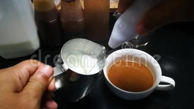 厨房里的牛奶泡沫上有巧克力酱和焦糖酱的自制拿铁艺术咖啡。