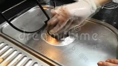 用海绵砂纸清洗燃气燃烧器尖端或燃气灶