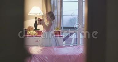 从小白种人女孩的门口射到粉红色的床头柜，然后拿走棺材。 可爱的儿童形象
