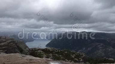朦胧天气中的高山景观.. 从挪威的Preikestolen山俯瞰。 从Pulpit Rock观看，从升天观看