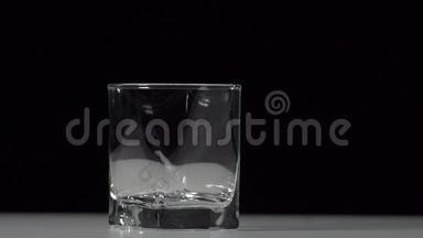 工作室拍摄的<strong>可乐倒</strong>入透明玻璃在白色的桌子上。