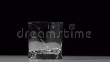 工作室拍摄的<strong>可乐倒</strong>入透明玻璃在白色的桌子上。