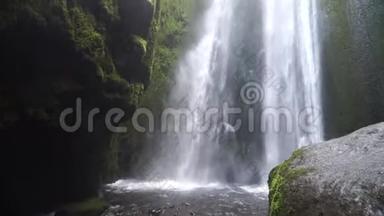 洞穴中巨大的瀑布Glujufrabui，动作缓慢，冰岛