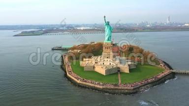 在<strong>纽约自由女神像</strong>周围缓慢的无人机旋转。