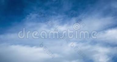 蓝色天空背景的时间推移，有两层微小的卷云条纹。 天气晴朗，多风天气