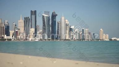 从<strong>卡塔尔</strong>多哈海滩俯瞰市中心和摩天大楼
