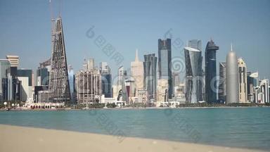 从<strong>卡塔尔</strong>多哈海滩俯瞰市中心和摩天大楼