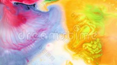 抽象的彩色绘画液体艺术运动。 彩色颜料在液体中的美丽传播，实时拍摄。 多重