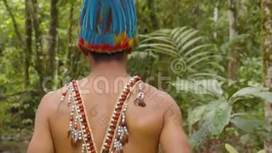 亚马逊土著男子在亚马逊丛林中漫步射击