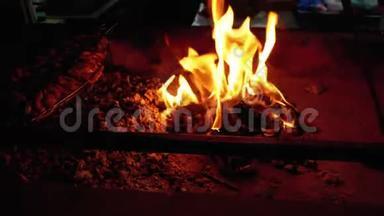 烧烤是由餐厅烧烤炉上的火煮的。 考尔斯的红色<strong>火焰</strong>
