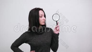 失望的白种人年轻女子，拿着放大镜。