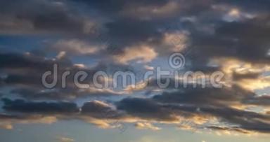 微小的卷云条纹的深蓝色天空背景的时间推移。 清夜，风和日丽