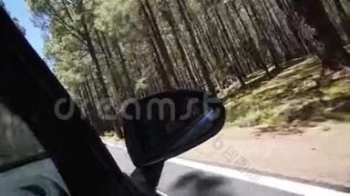 女博主在汽车反光镜下拍摄自己的动态视频。