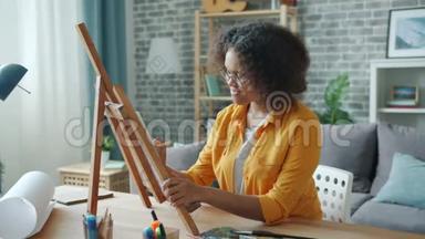 年轻艺术家非裔美国女孩在<strong>家中</strong>书桌上绘画动作缓慢