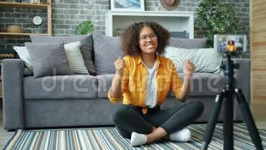 美国黑人博客作者为vlog<strong>录制</strong>视频，用智能手机显示大拇指
