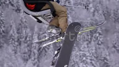 滑雪者<strong>乘坐</strong>滑雪<strong>电梯</strong>。 带滑雪板和滑雪靴的腿在森林的雪松的背面。