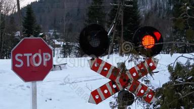 冬天在森林里的一个铁路十字路口，红灯闪烁。 火车经过