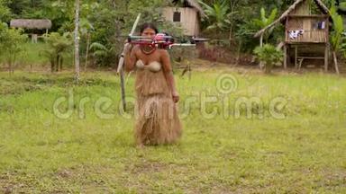 土著妇女将她的矛对准了一架飞过她村庄的无人机