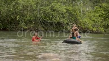 电影制作人正在用他的gopro拍摄土著儿童在<strong>水中玩耍</strong>
