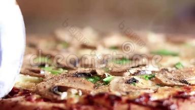 自<strong>制热</strong>素食比萨饼与蘑菇特写新鲜出炉切片