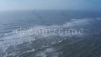 海浪<strong>上岸</strong>的空中照片。