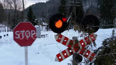 在<strong>冬季</strong>的一个森林里的铁路十字路口，<strong>红色</strong>闪光交通灯. 列车通过