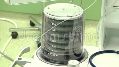 急诊室计算机控制医疗呼吸机。