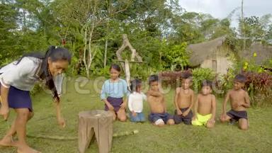 年轻妇女在一群孩子面前用砍刀砍甘蔗