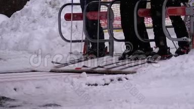 滑雪者通过滑雪电梯的<strong>旋转门</strong>。 滑雪椅带滑雪板的入口。 慢动作