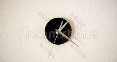 白色背景上的时钟和时钟手的移动。 时间流逝时钟与三箭手快速移动。
