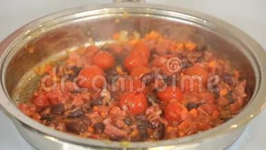 将樱桃番茄、红豆和蔬菜<strong>放入</strong>煎锅中