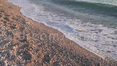 海岸线关闭。 海浪缓慢地冲上岸. 日落日出时的卵石海滩。 亚得里亚海