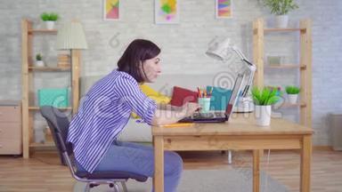 年轻女子懒散地坐在笔记本电脑前