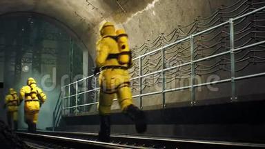 穿着防护服的人穿过隧道。 世界<strong>末日</strong>后世界的概念