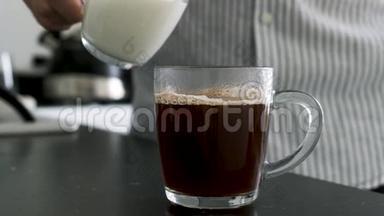 在黑<strong>咖啡</strong>中<strong>喝牛奶</strong>或<strong>咖啡</strong>霜