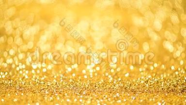 金色闪亮的背景圣诞问候。 带有离焦灯的横幅，明亮的黄色。 金光闪闪