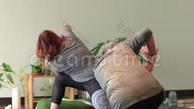女人在做旋转低步瑜伽