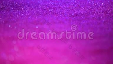 紫色和紫色抽象的波克灯。 闪亮的背景。 新年和圣诞节的概念。 粉色闪闪发光
