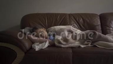 生病的小白种人女孩躺在毯子下在家里咳嗽。 这孩子<strong>发烧</strong>了。 健康、疾病概念