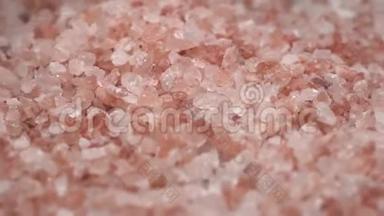 旋转喜玛拉雅盐的宏观镜头，并落在桌子上。 粉红色的盐<strong>很好吃</strong>，<strong>很</strong>好的香料。