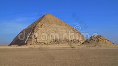 弯曲<strong>金字</strong>塔是一座古埃及<strong>金字</strong>塔，位于达舒尔皇家墓地，大约40公里
